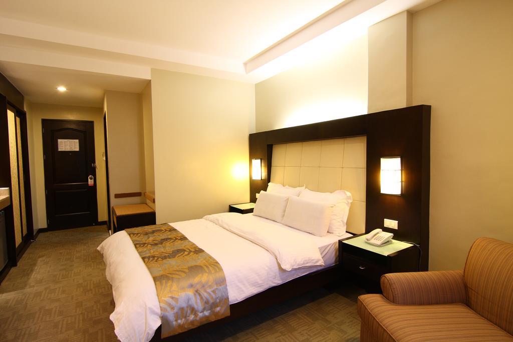 Circle Inn Hotel And Suites Bacolod Exterior foto